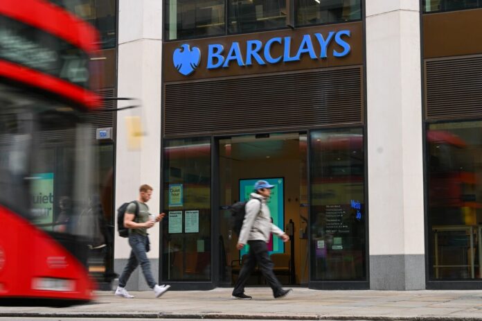 Barclays Recommends Betting on Surprise BOE Rate-Cut Next Week