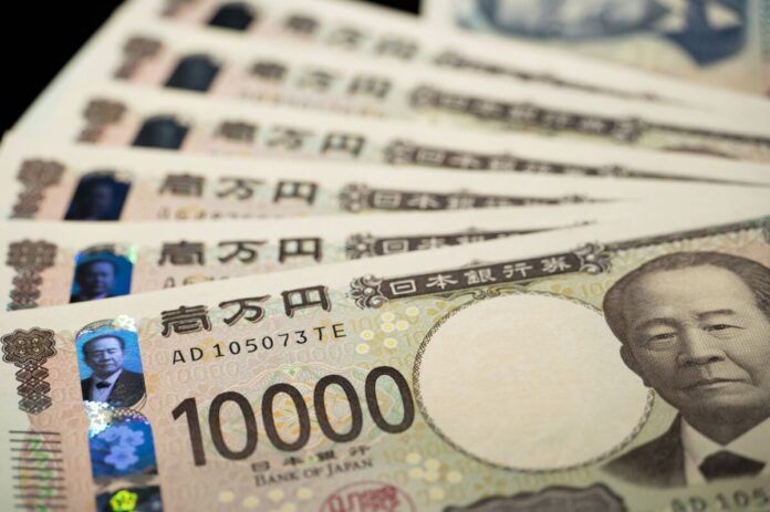 Yen Weakens Against Dollar After BOJ Holds Rates Steady